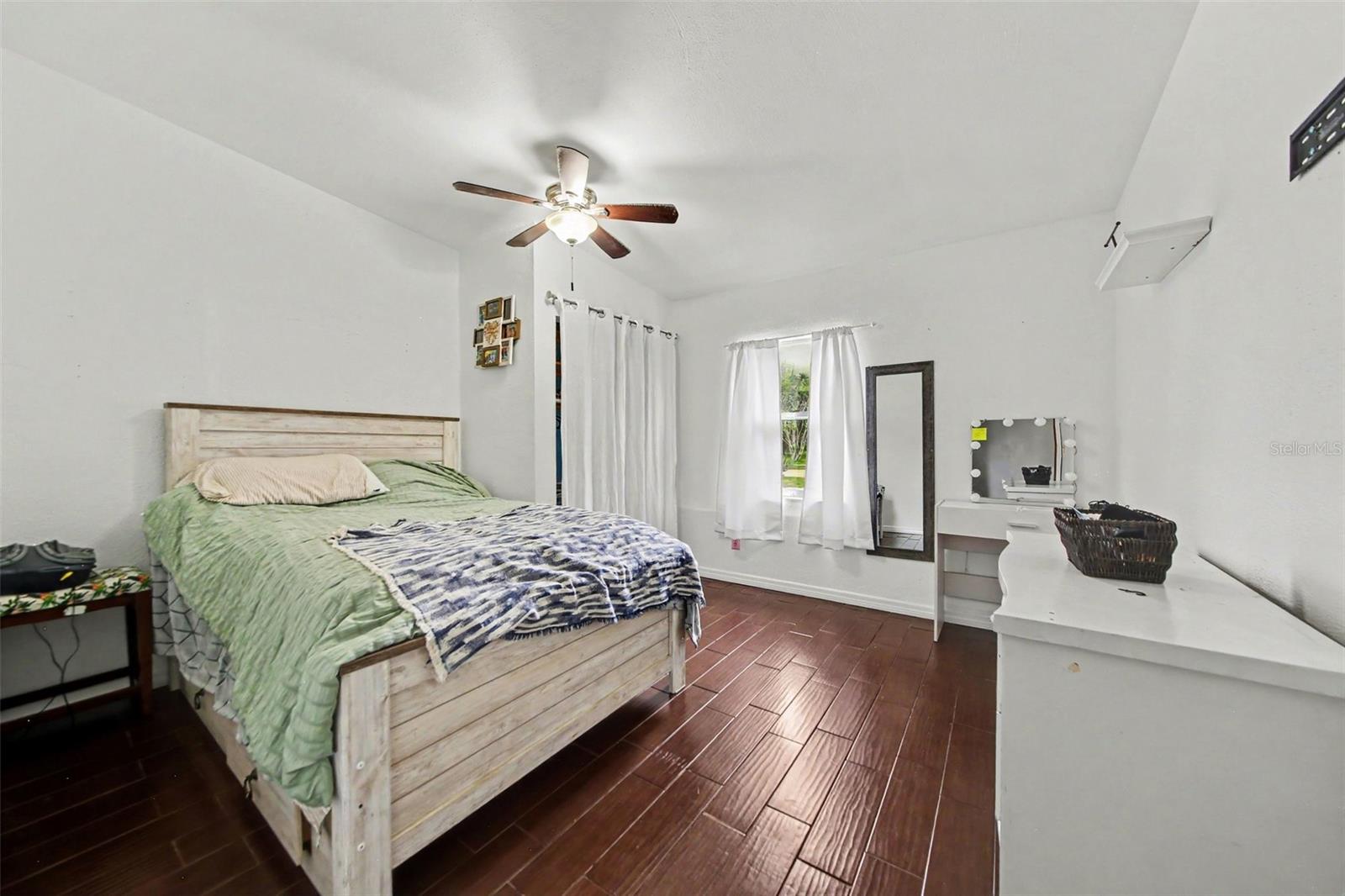 231 E 1st St Property Photo 12