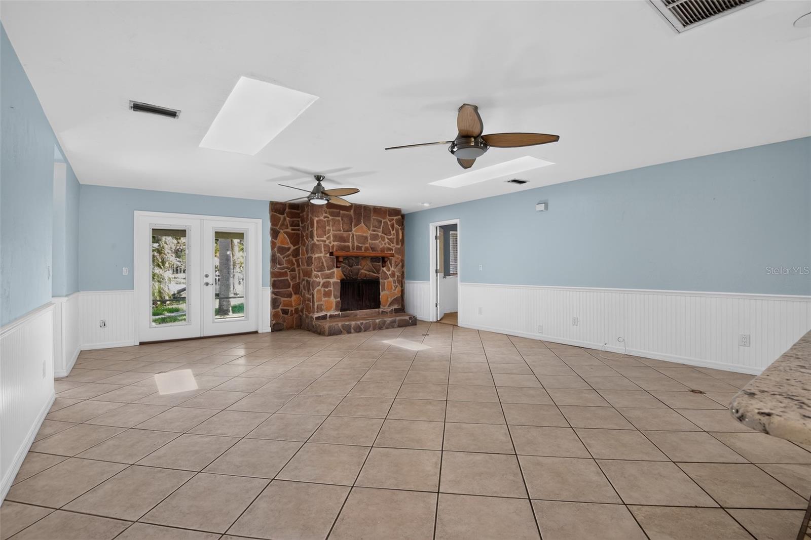 408 Palm Ave Property Photo 4