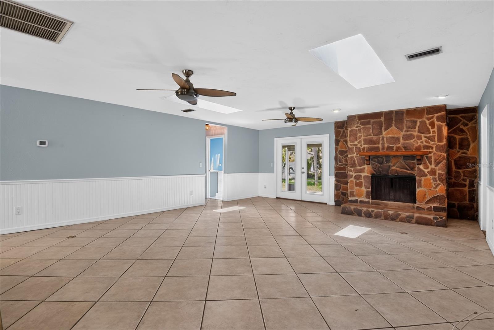 408 Palm Ave Property Photo 5