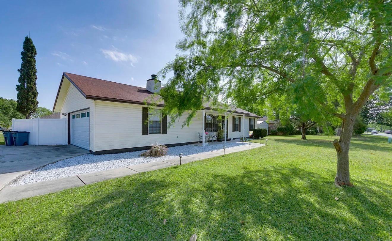 1121 Londonderry Dr Property Photo 3