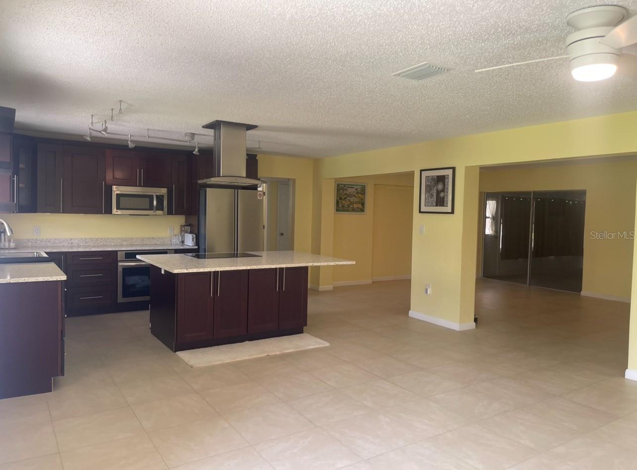331 Shore Dr E Property Photo 3