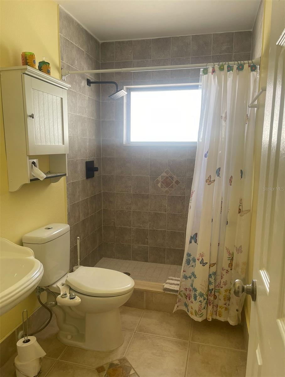 331 Shore Dr E Property Photo 10