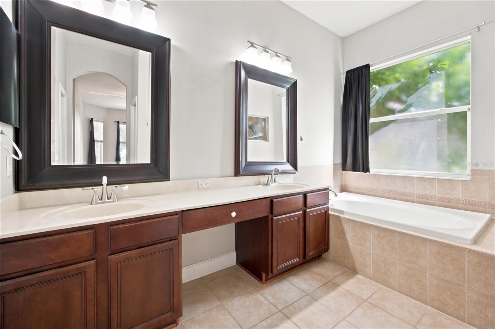 5517 Greystone Dr Property Photo 3