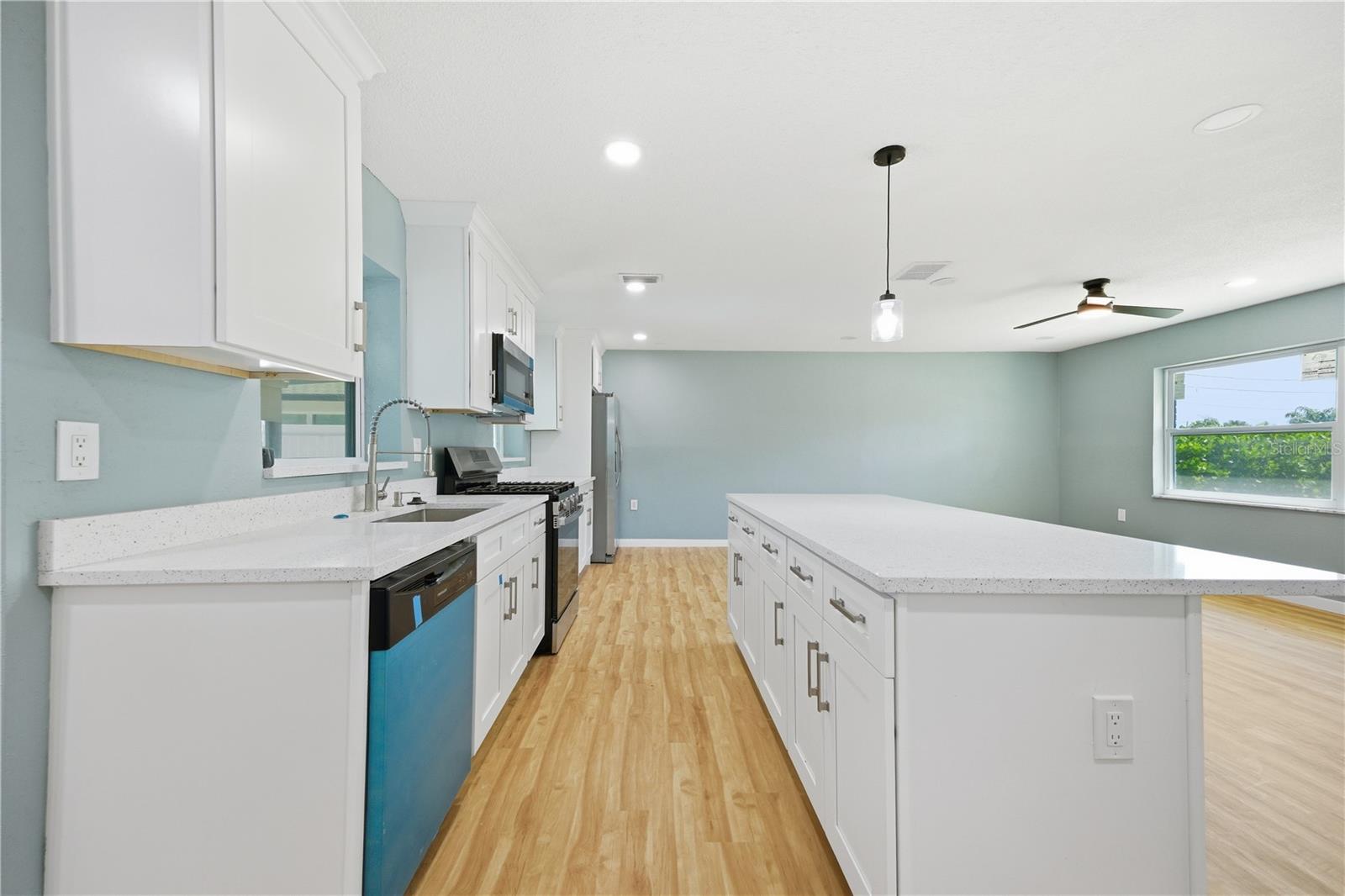 5920 Denver St Ne Property Photo 8