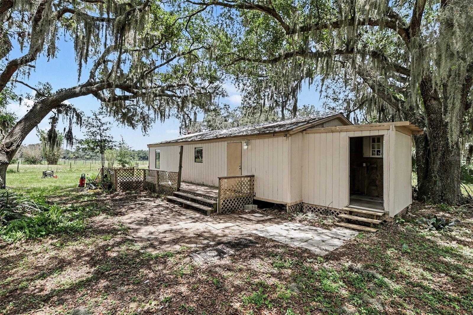 10239 Lyons Ave Property Photo 7