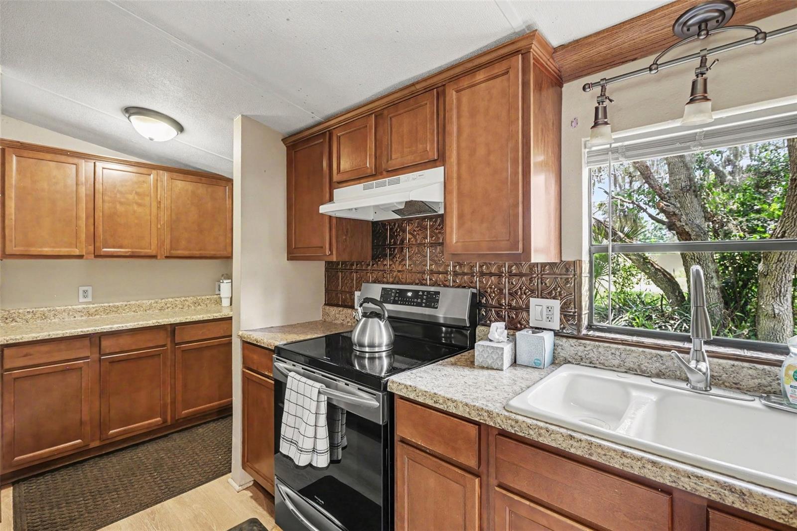 10239 Lyons Ave Property Photo 16