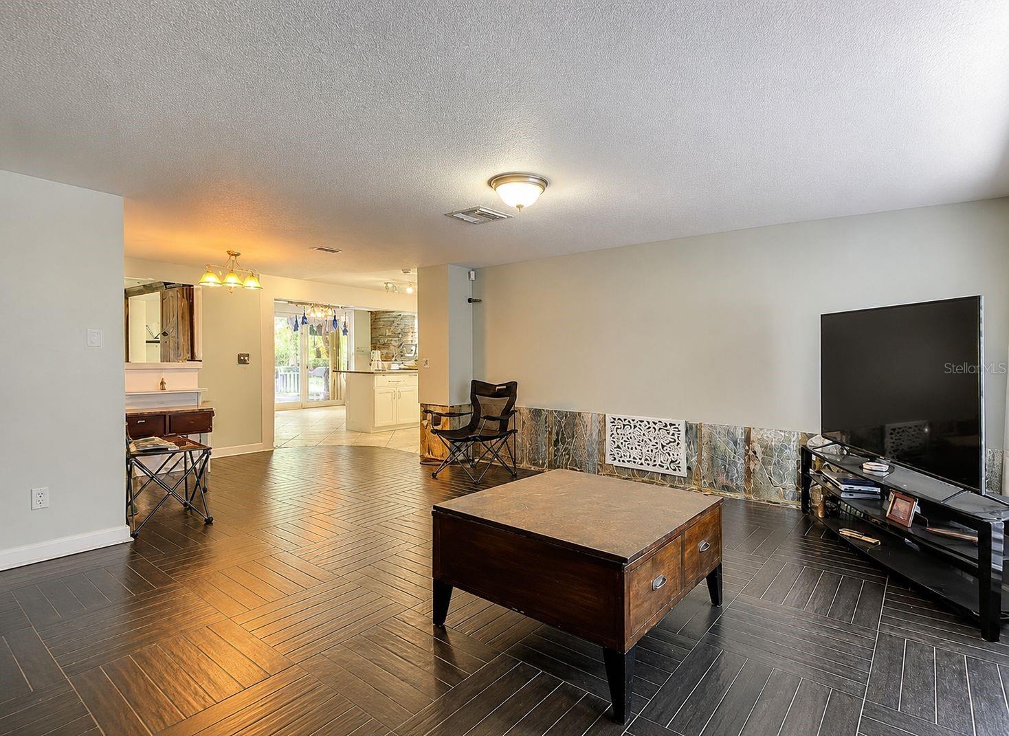 TB8531647 Property Photo 10