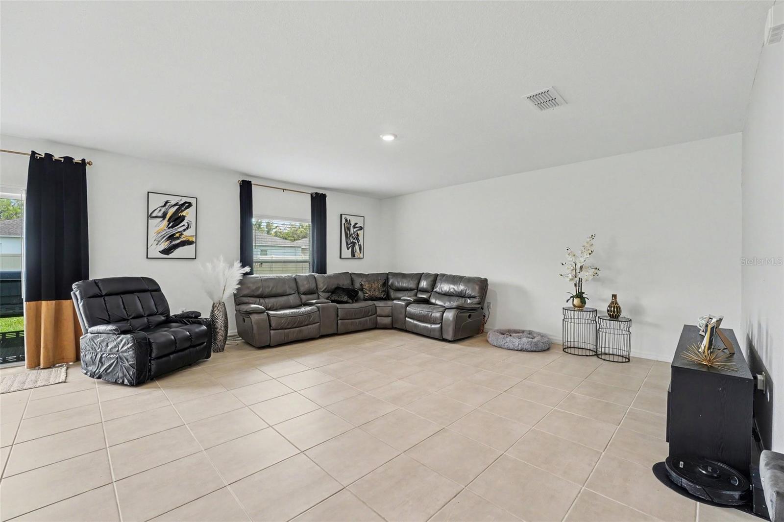 2051 Rosewood Cir Property Photo 6