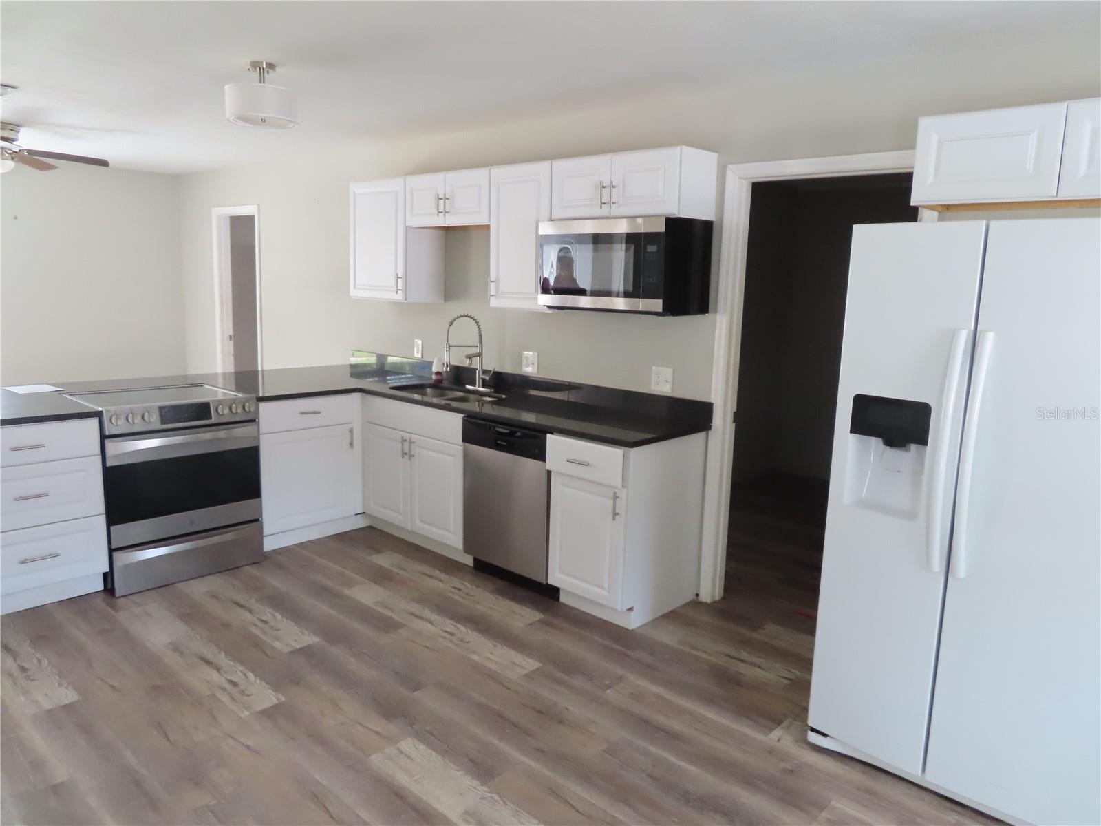 1215 Windsor Cir Property Photo 2