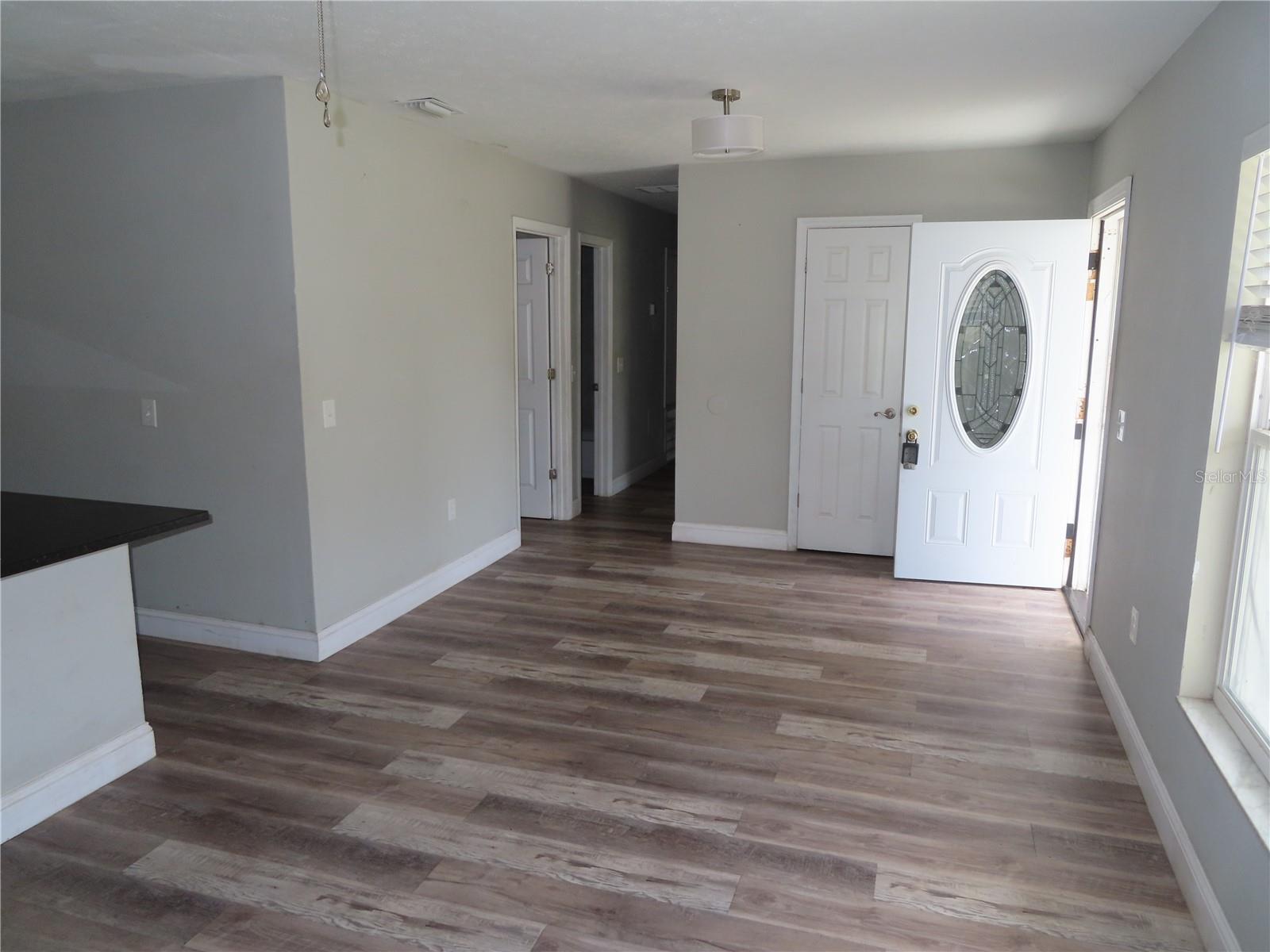 1215 Windsor Cir Property Photo 3