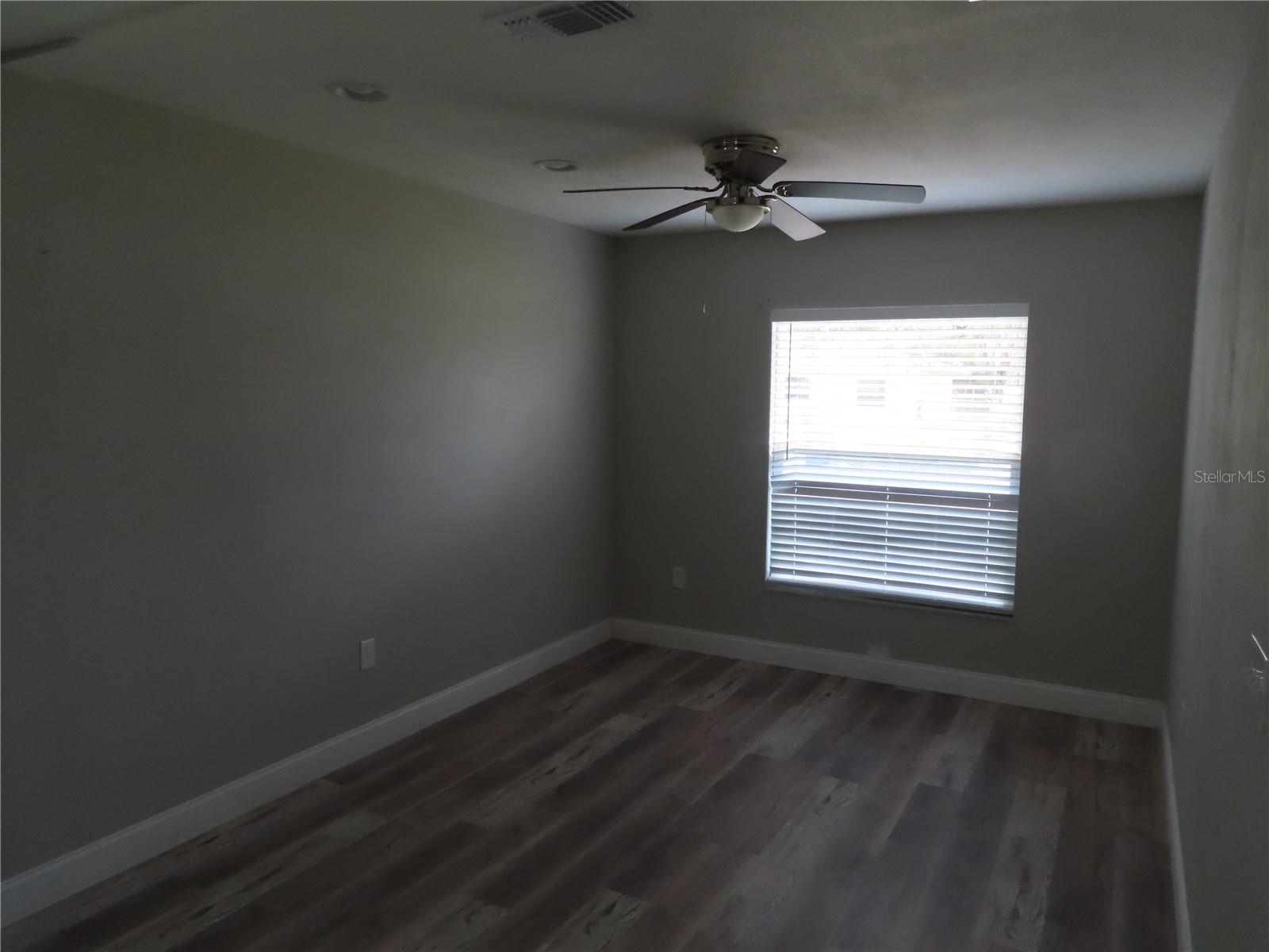 1215 Windsor Cir Property Photo 4