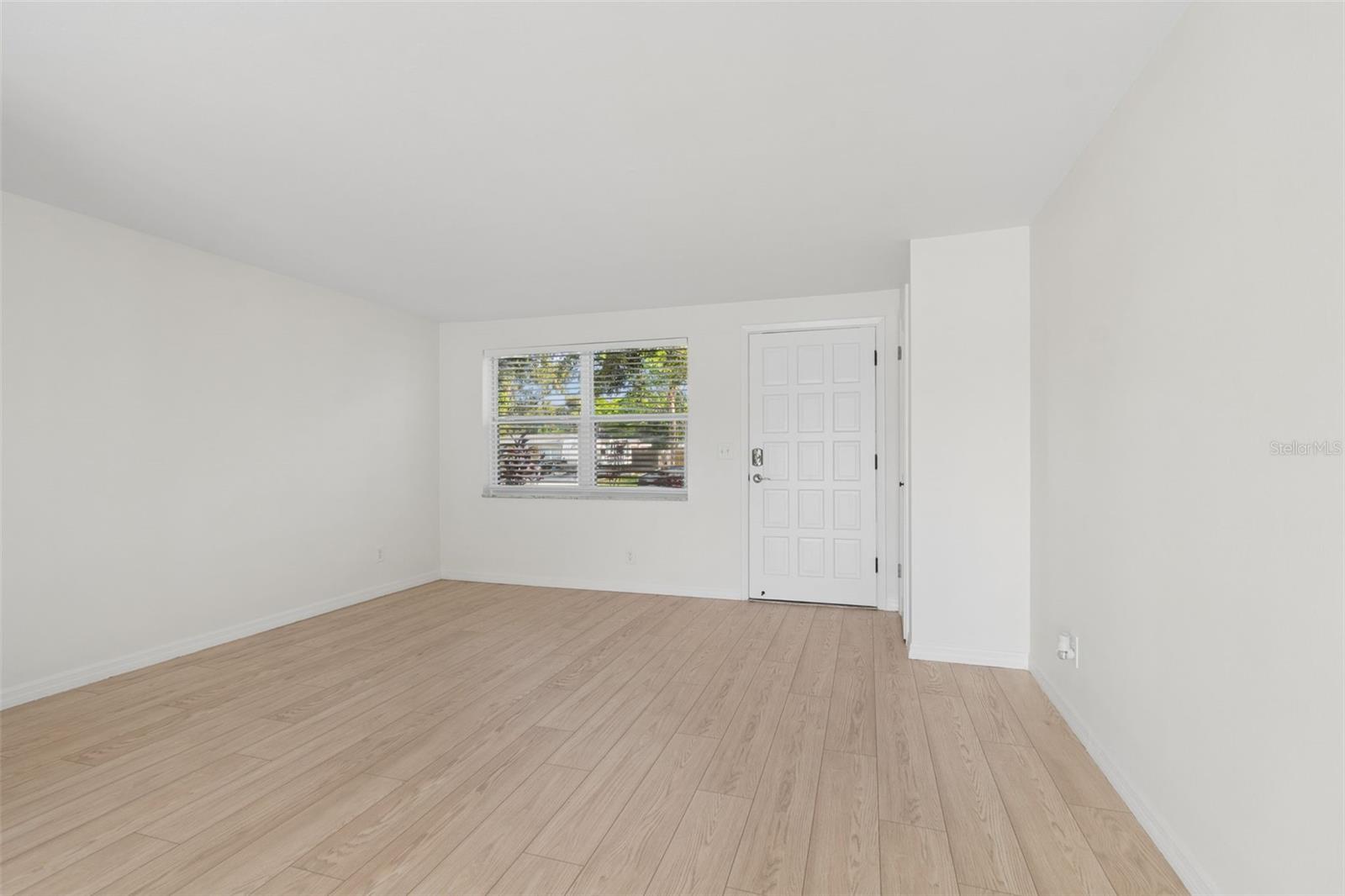 8672 78th Pl Property Photo 6