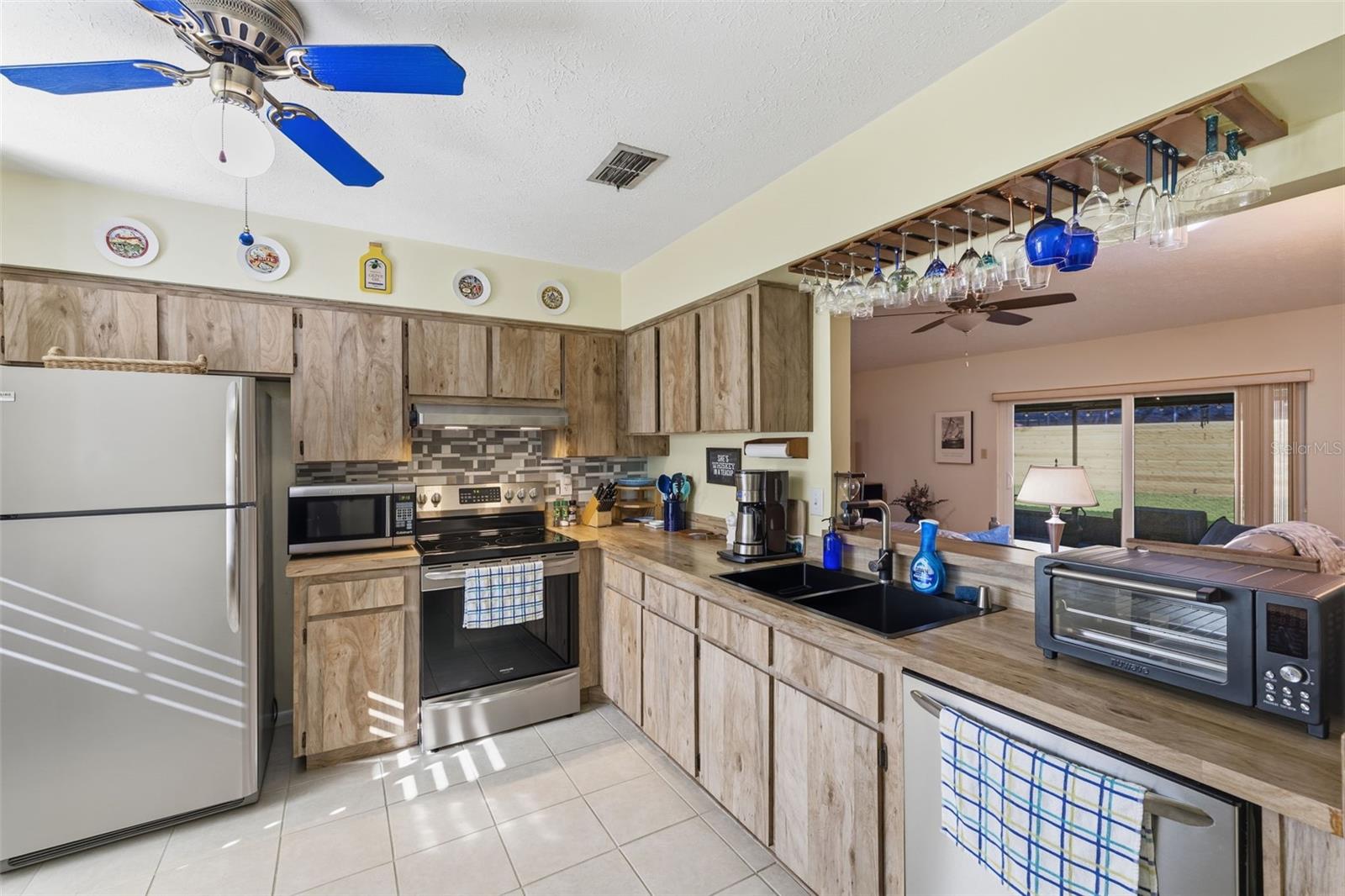 15906 Crying Wind Dr Property Photo 11