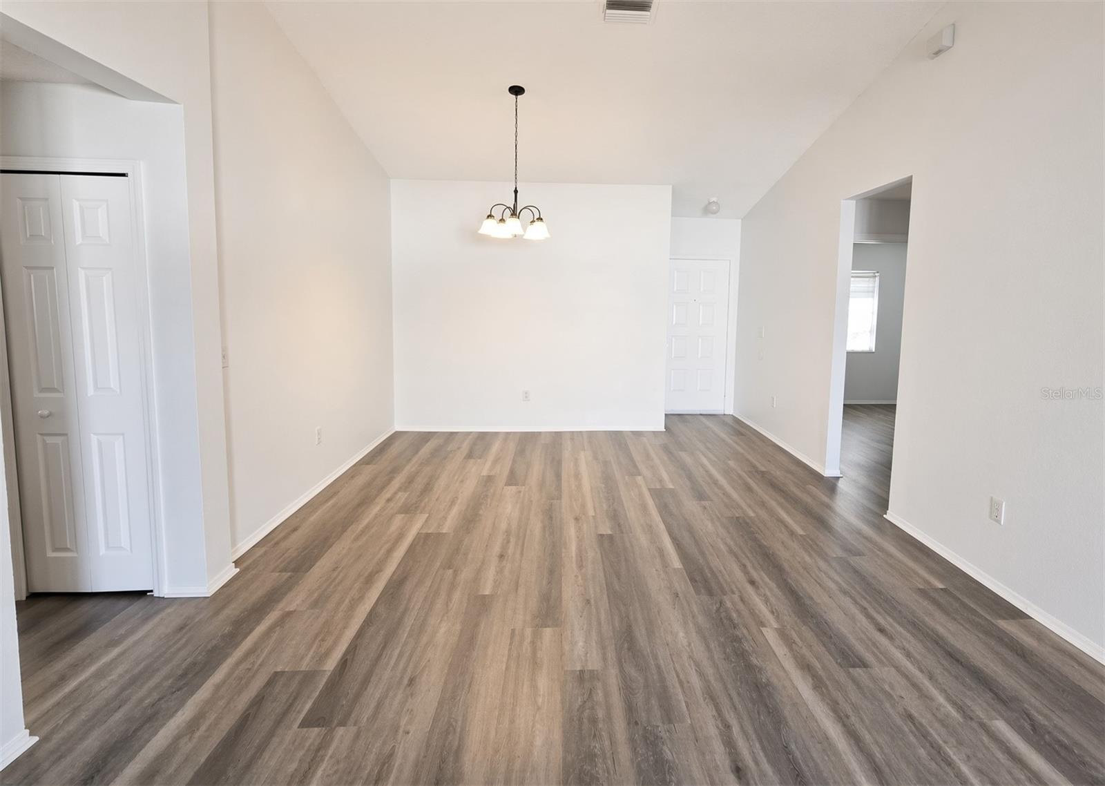 1410 Oakford Ct Property Photo 3