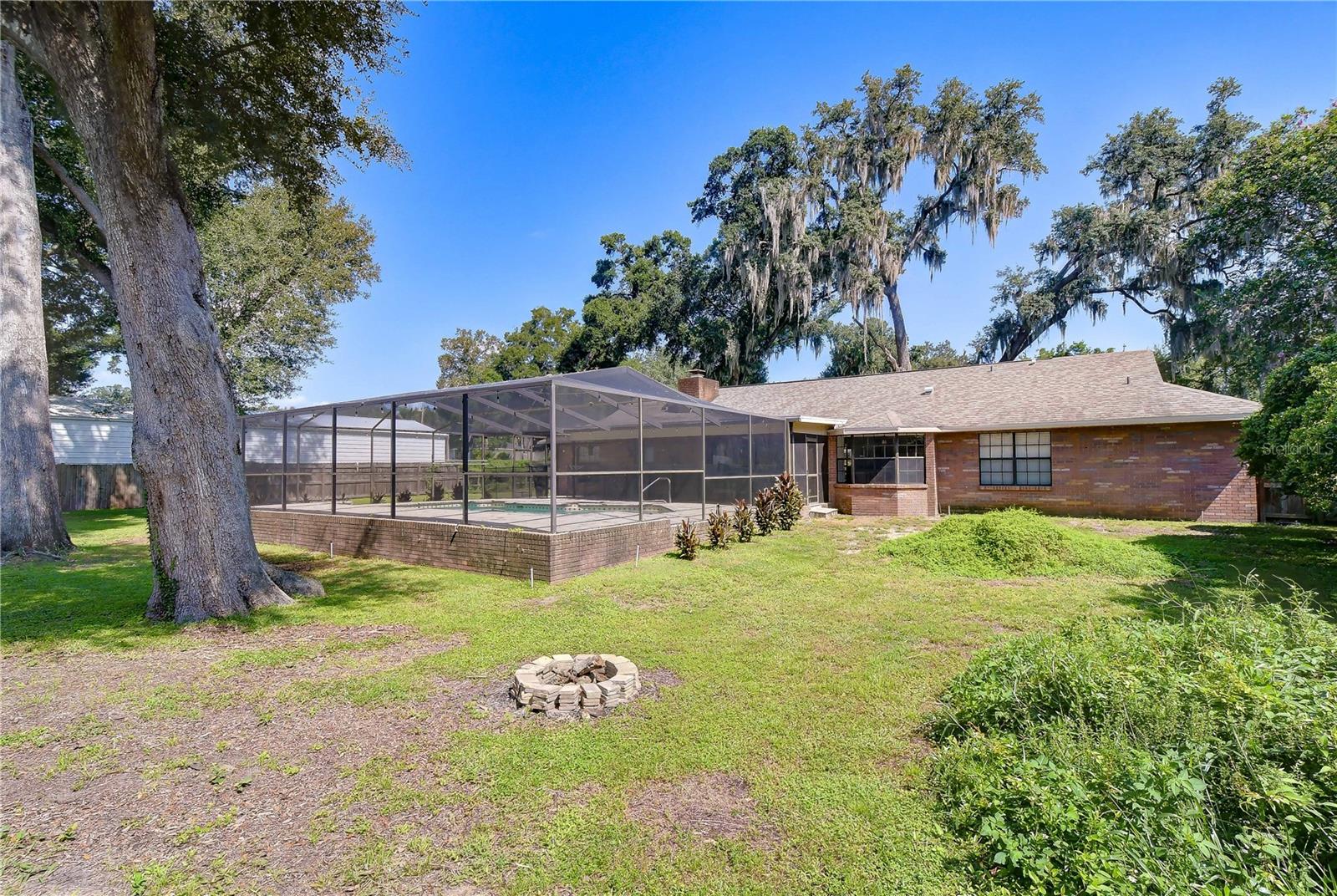 1101 Oakridge Manor Dr Property Photo 3