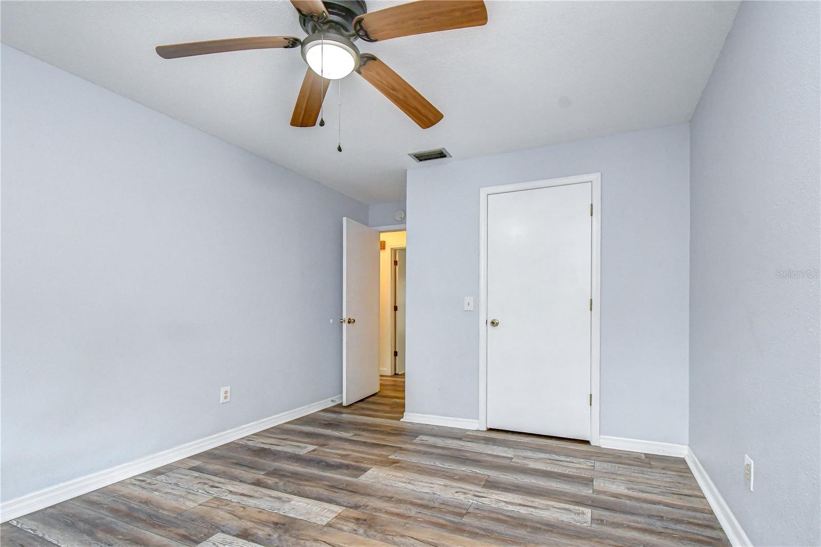 1101 Oakridge Manor Dr Property Photo 24