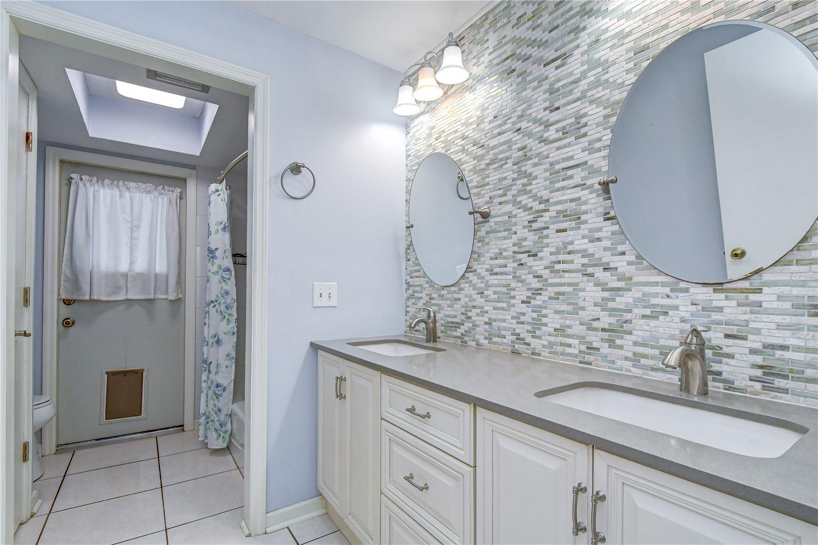 1101 Oakridge Manor Dr Property Photo 25