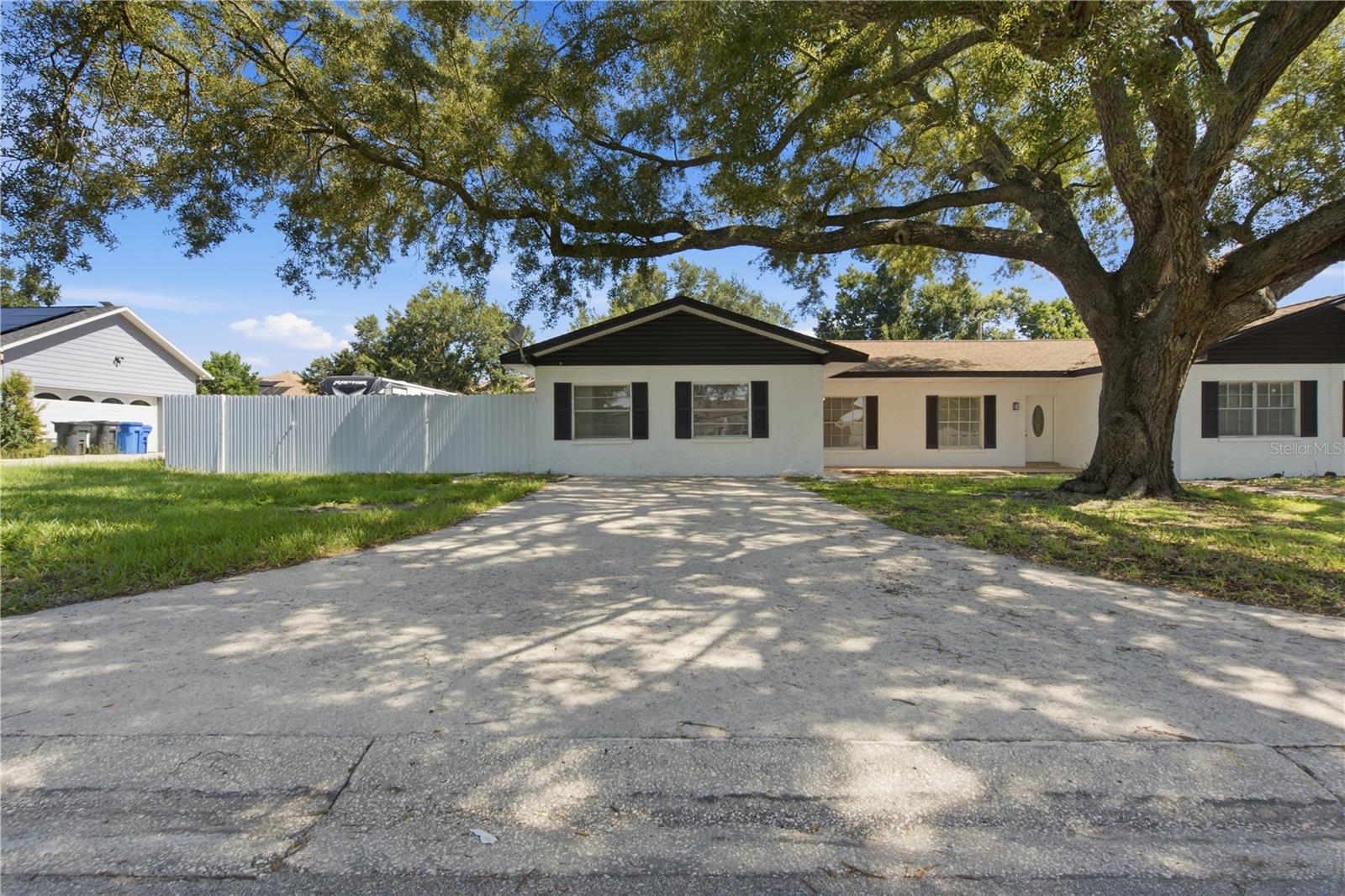 604 Royal Crest Dr Property Photo 4