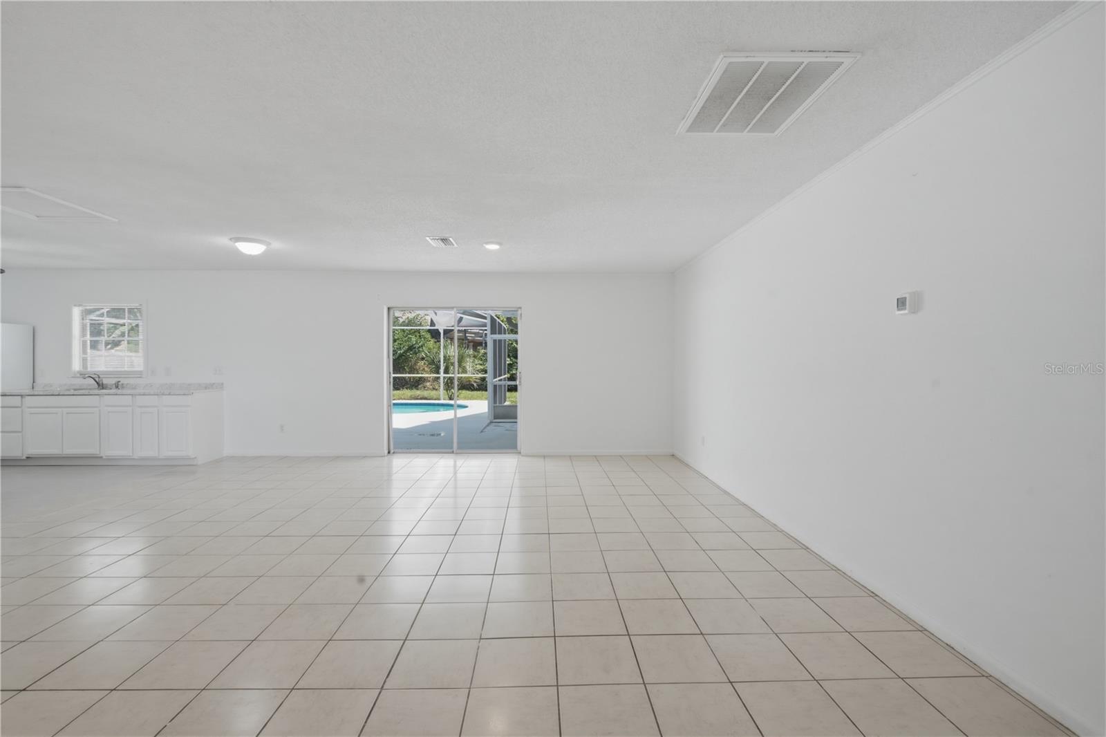 604 Royal Crest Dr Property Photo 7