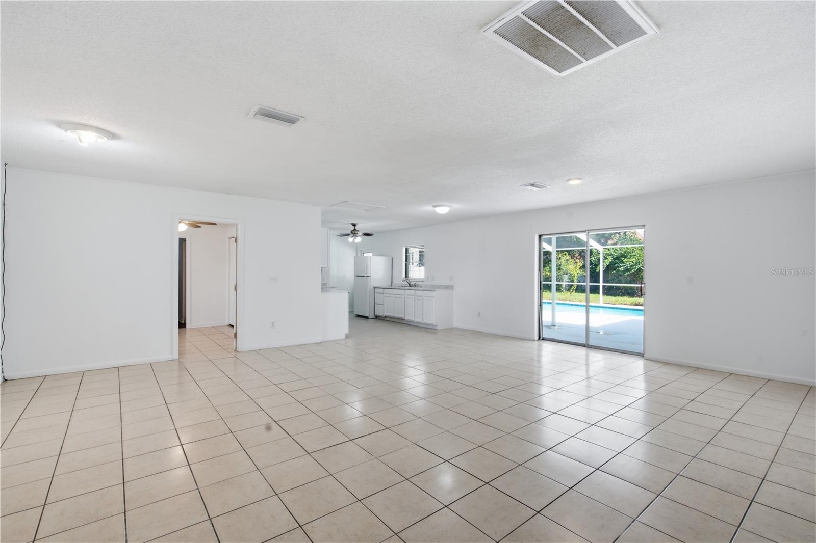 604 Royal Crest Dr Property Photo 8