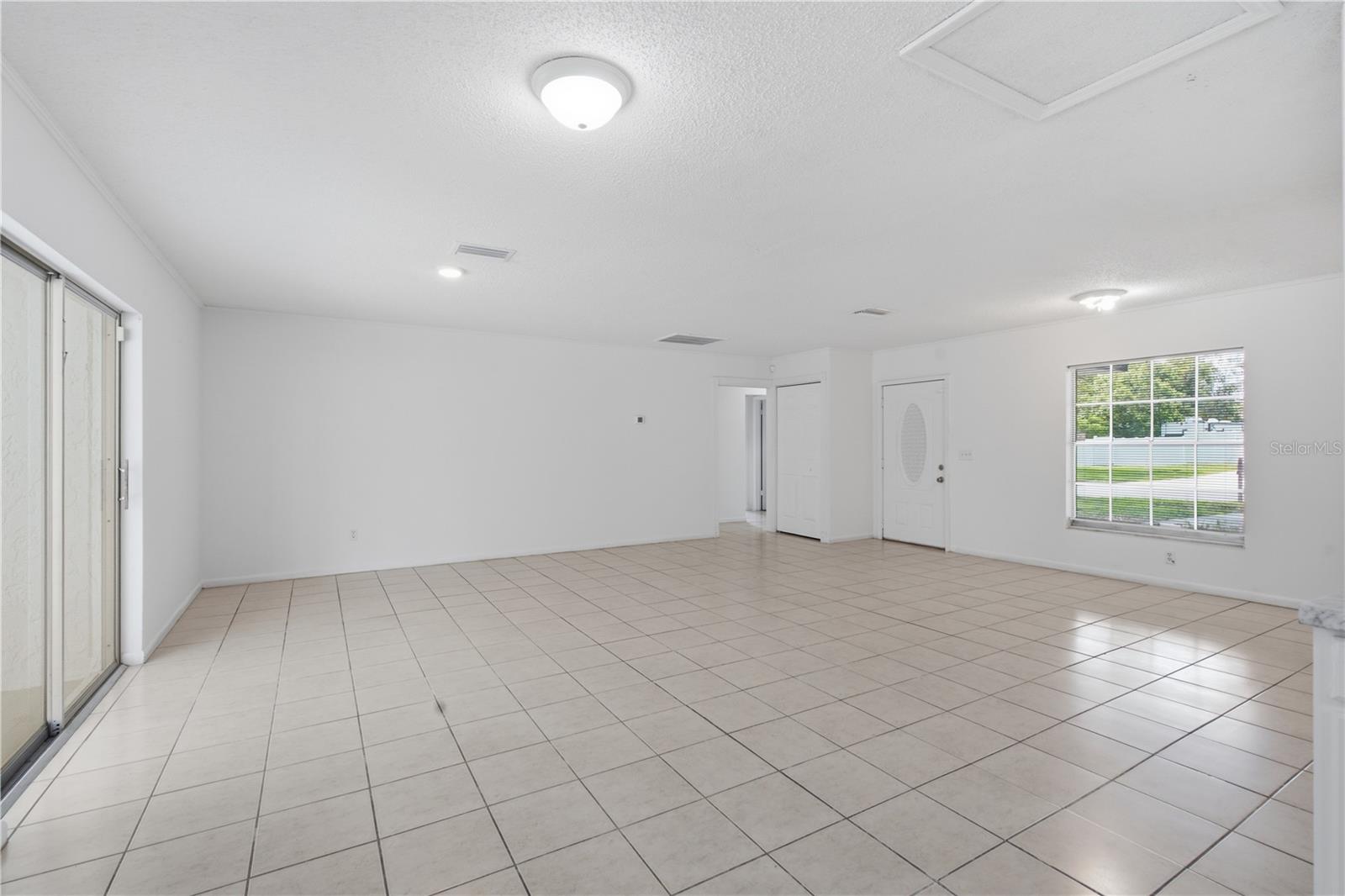 604 Royal Crest Dr Property Photo 10