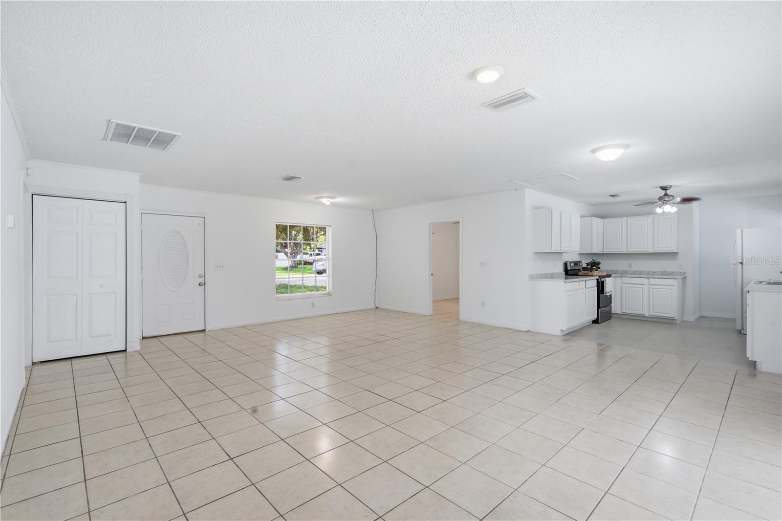 604 Royal Crest Dr Property Photo 11