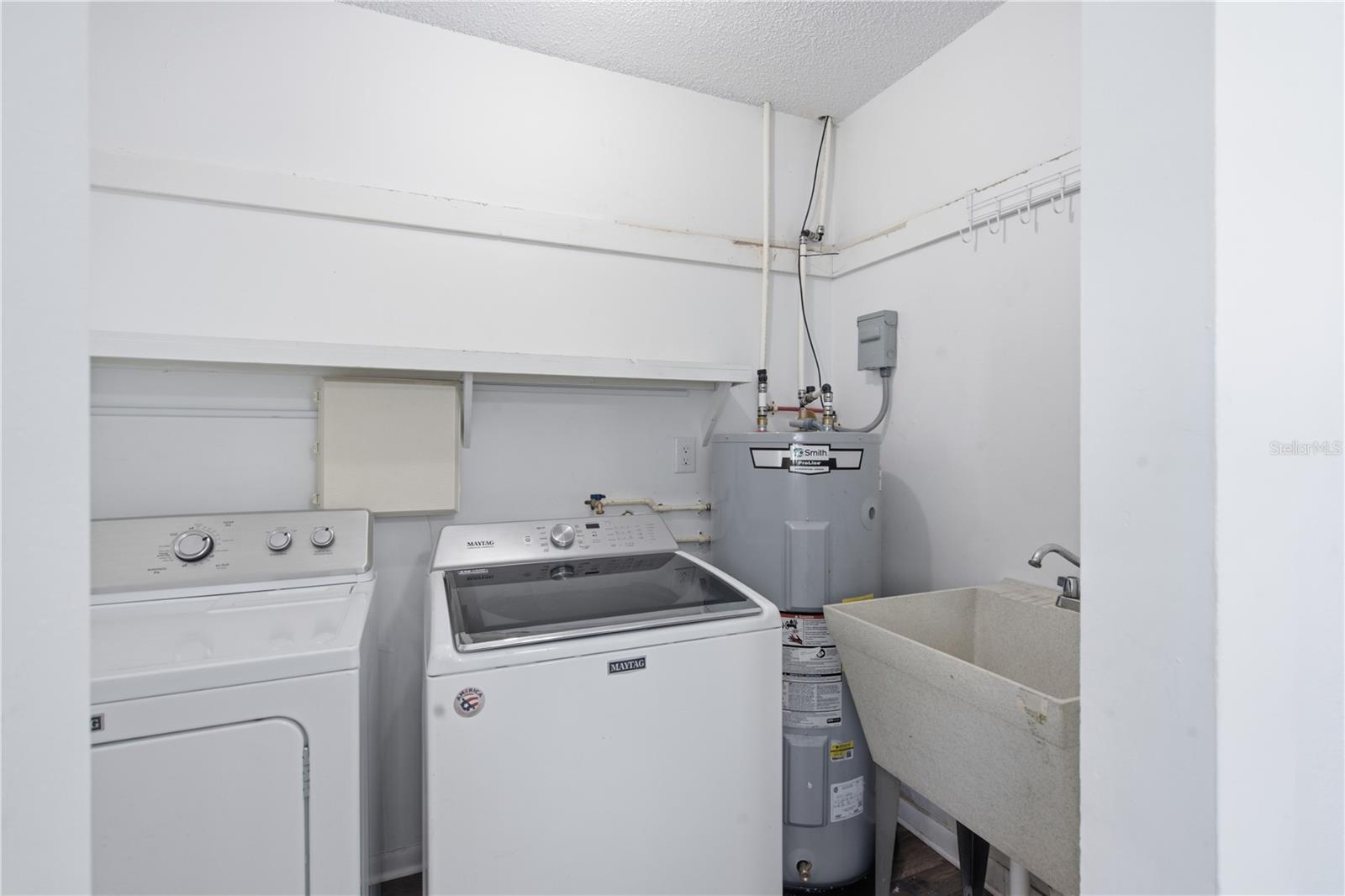 604 Royal Crest Dr Property Photo 28