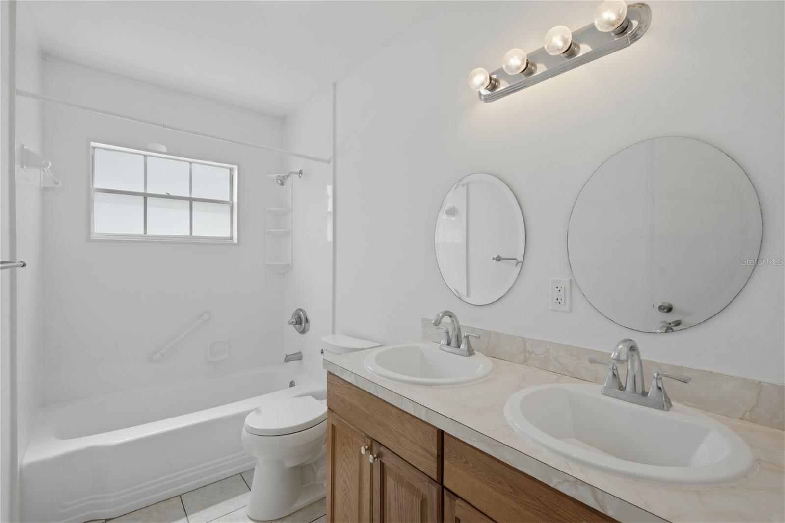 604 Royal Crest Dr Property Photo 37