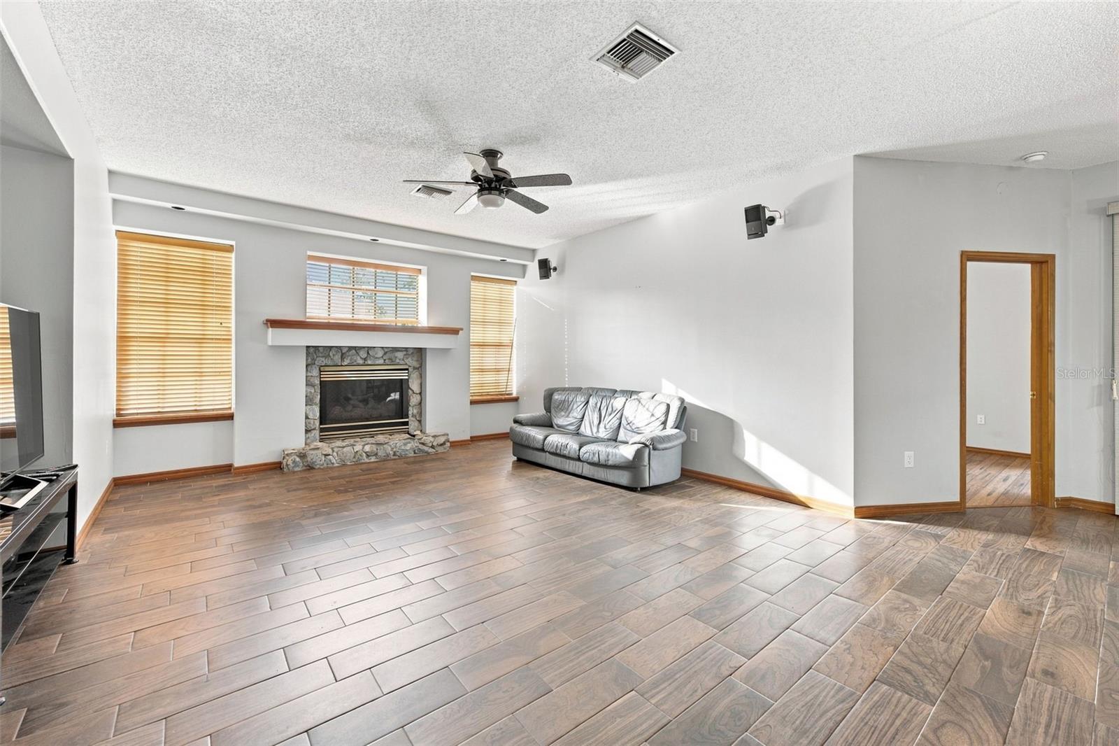 12018 Villa Rd Property Photo 5