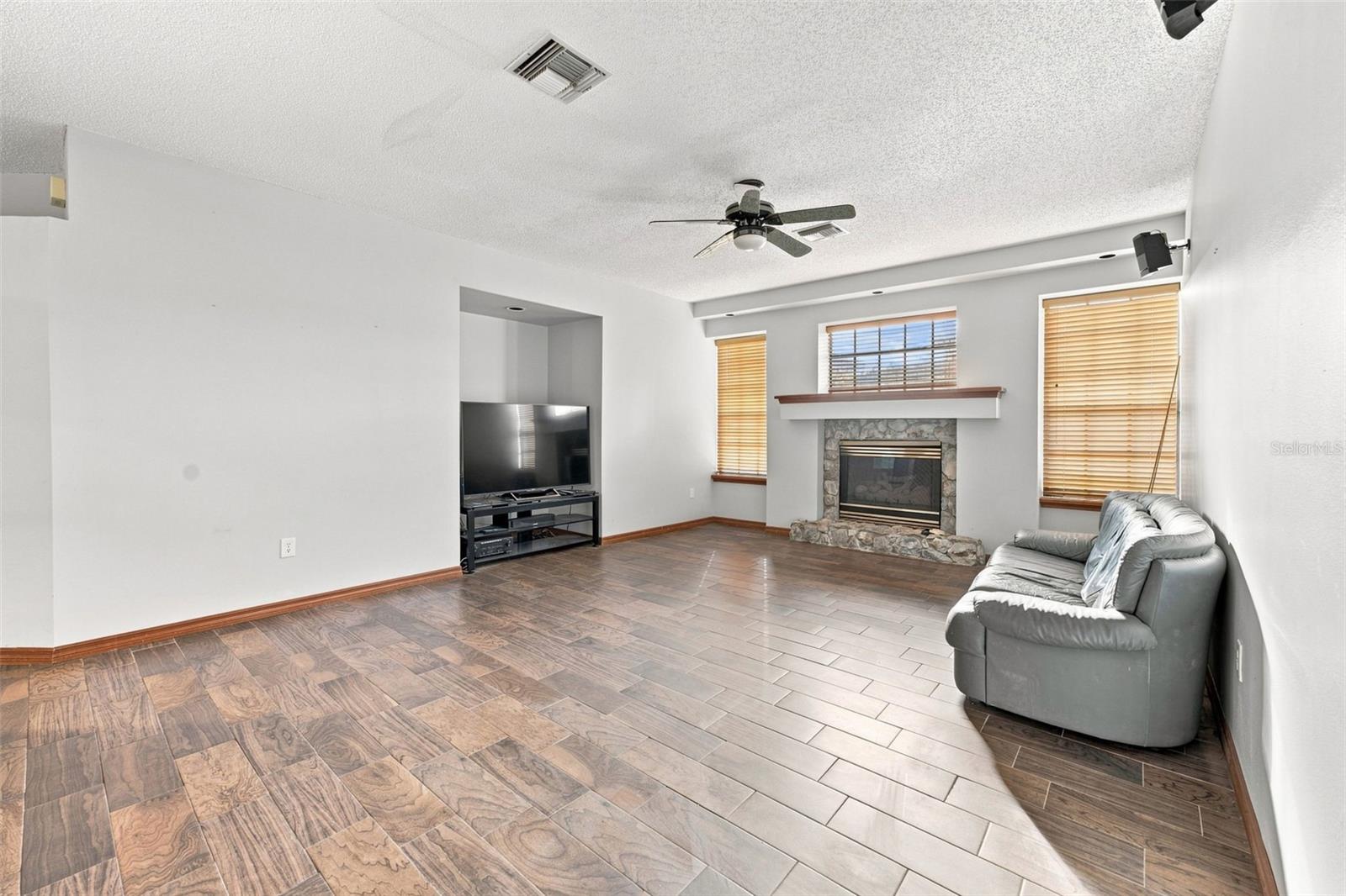 12018 Villa Rd Property Photo 6