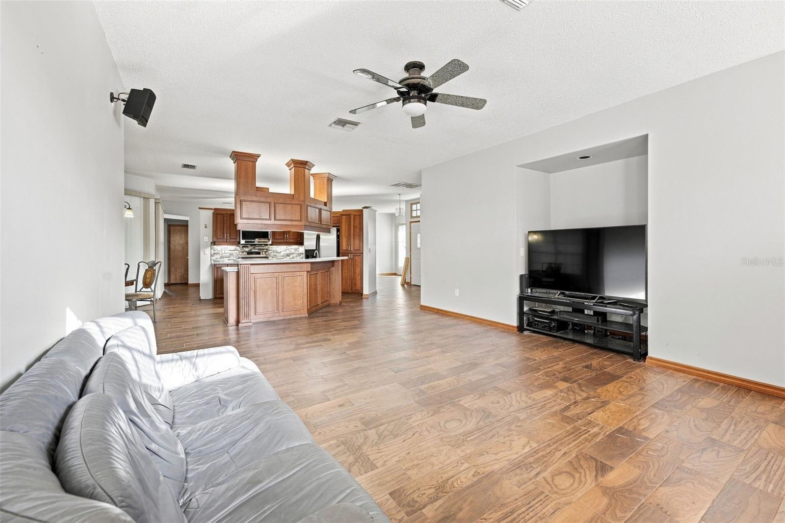 12018 Villa Rd Property Photo 7