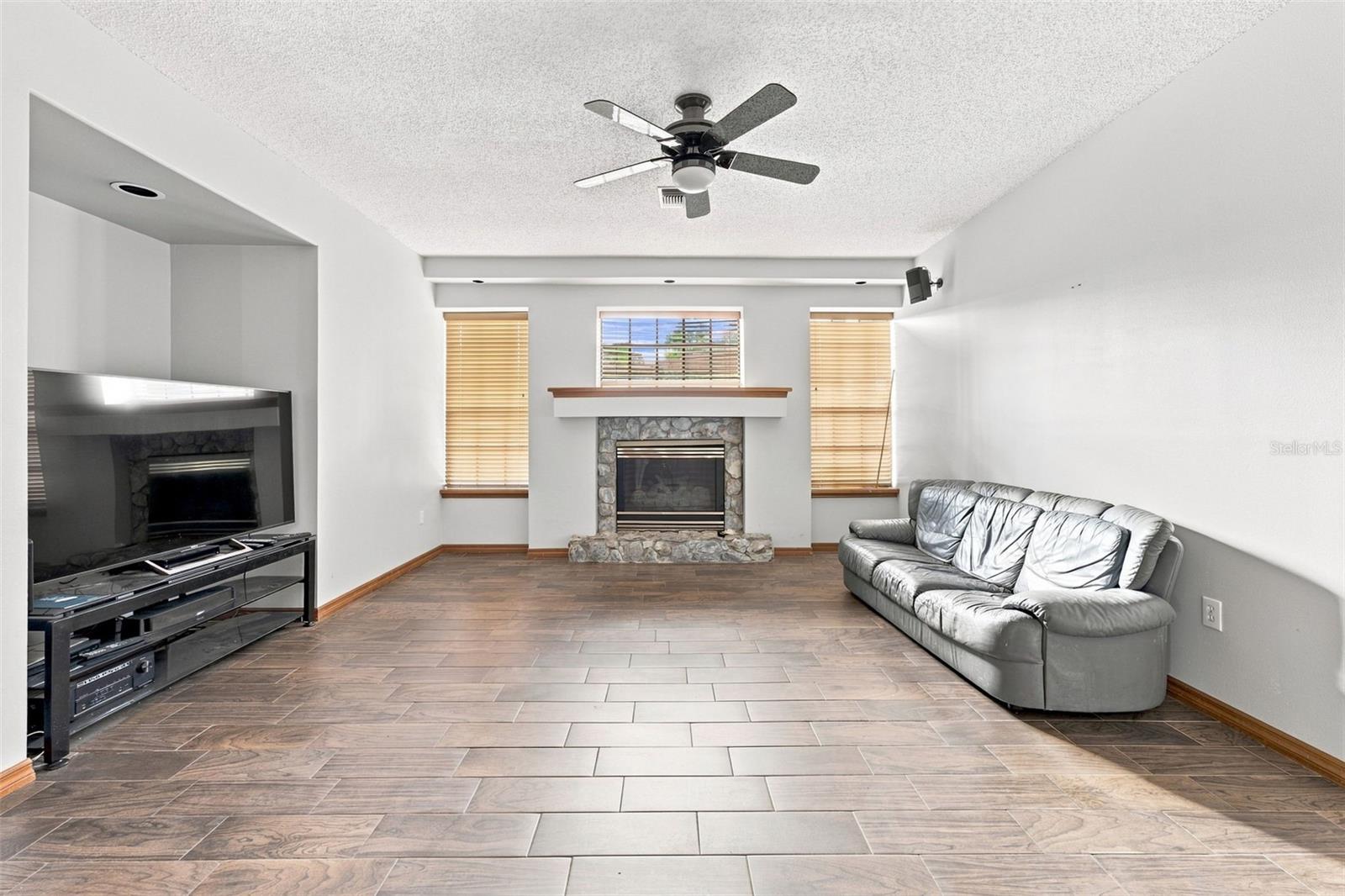 12018 Villa Rd Property Photo 8