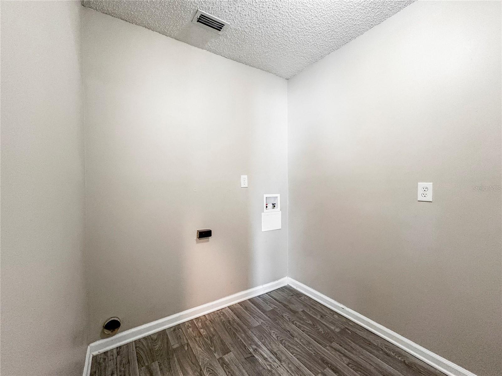 TB8532658 Property Photo 8