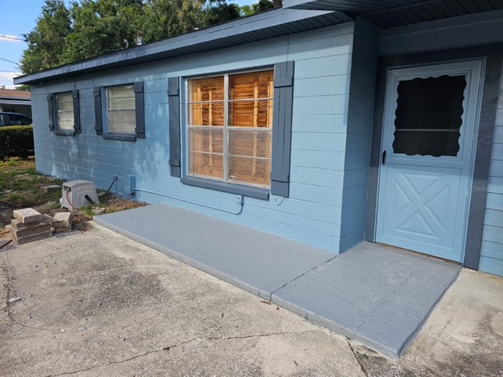 10209 Lola St Property Photo 2