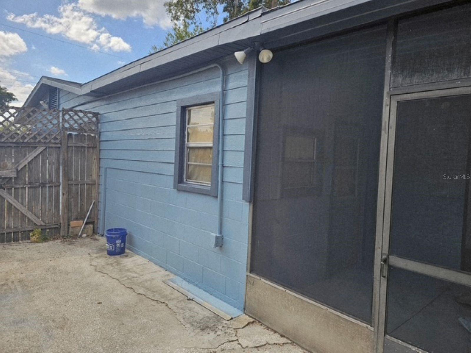 10209 Lola St Property Photo 6