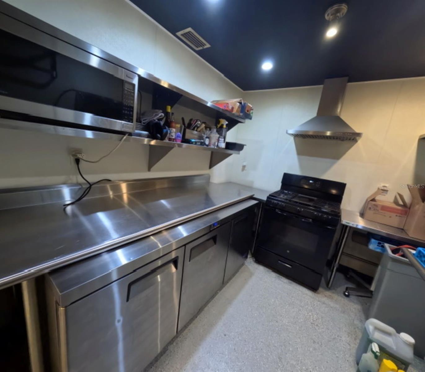10209 Lola St Property Photo 17