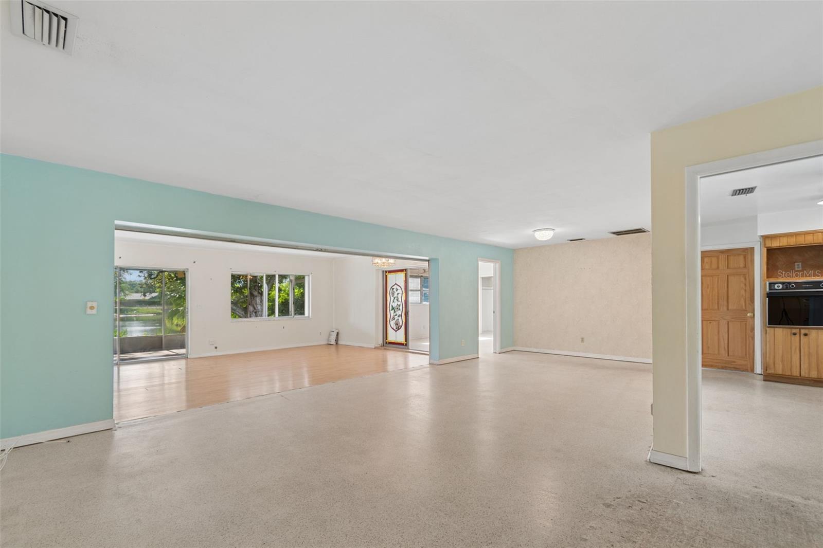 11435 Oval Dr E Property Photo 5