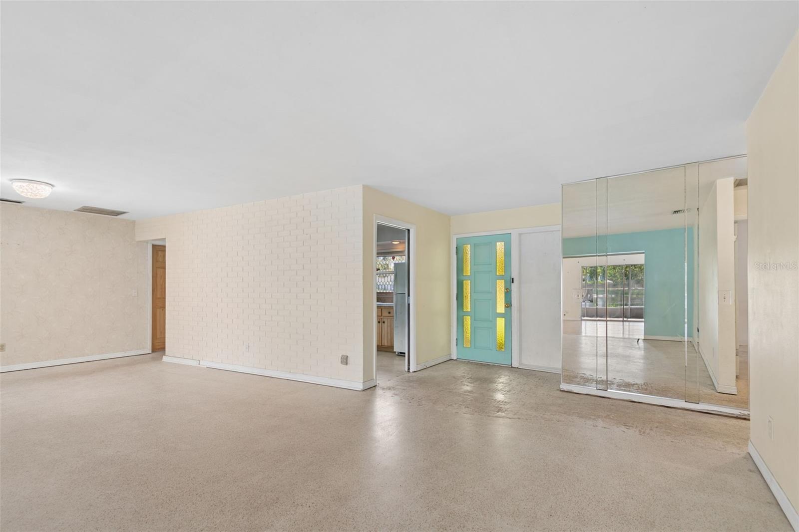 11435 Oval Dr E Property Photo 6