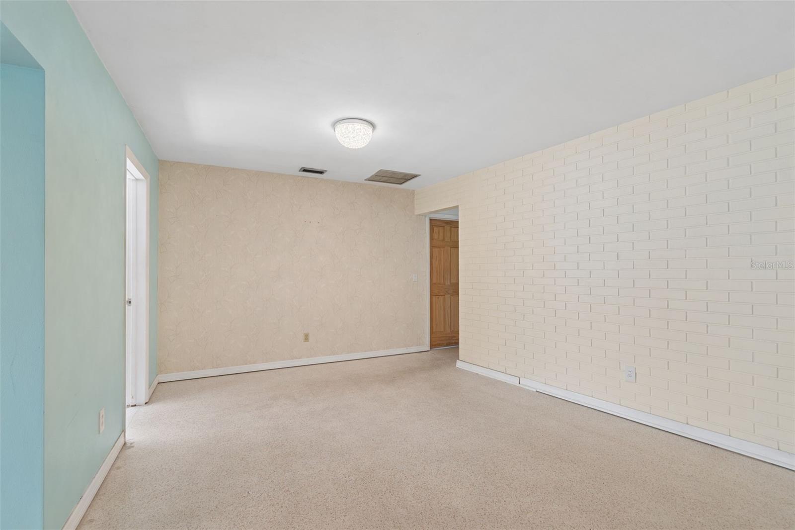 11435 Oval Dr E Property Photo 9
