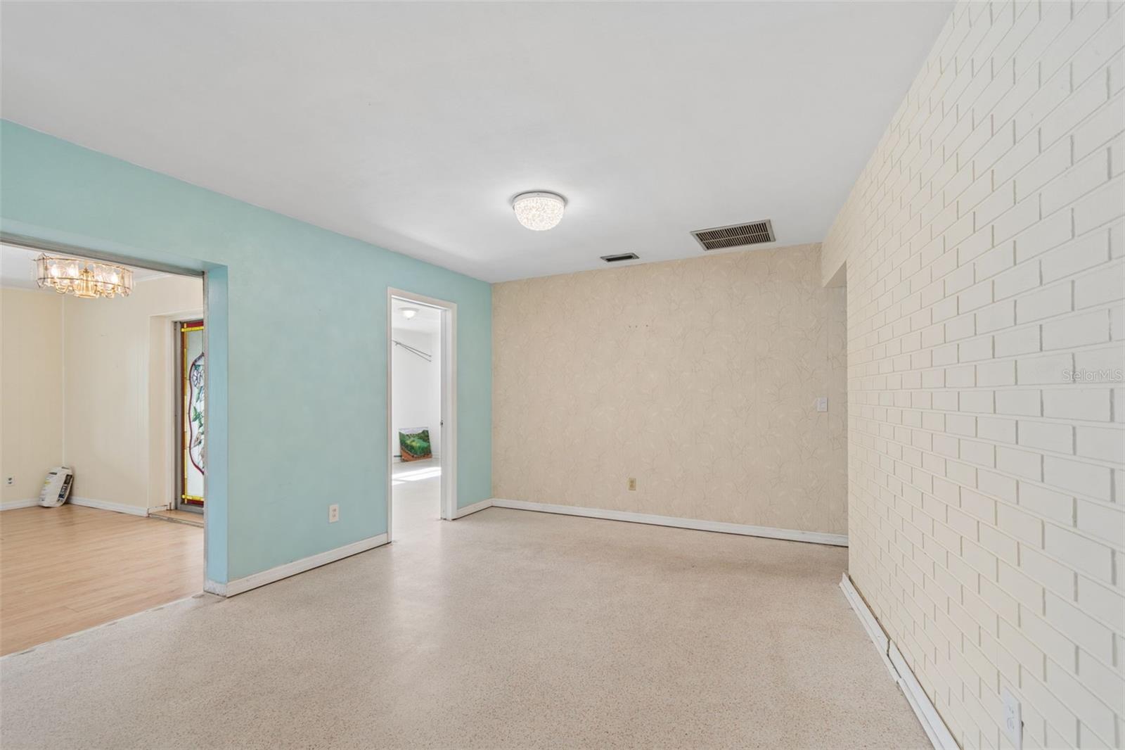 11435 Oval Dr E Property Photo 10