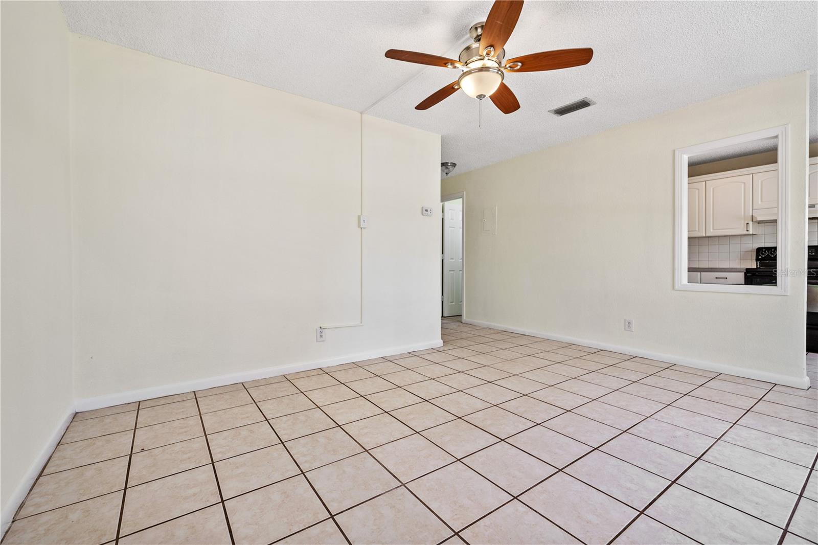 5225 Peach Ave Property Photo 4