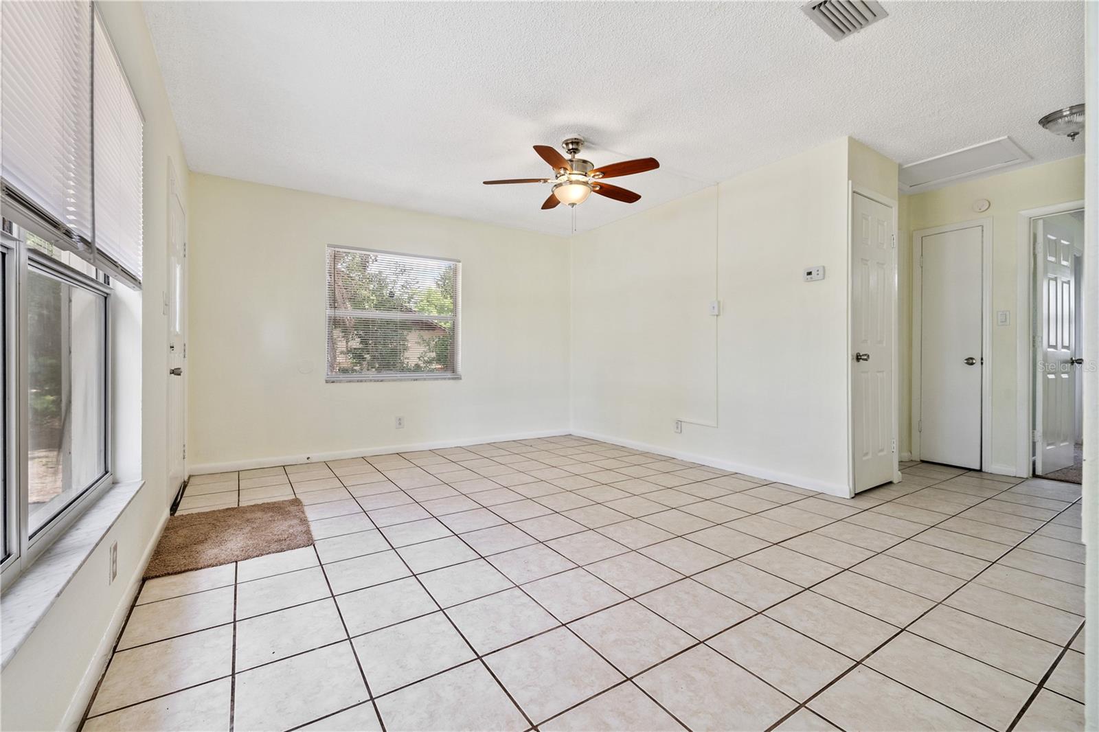 5225 Peach Ave Property Photo 5
