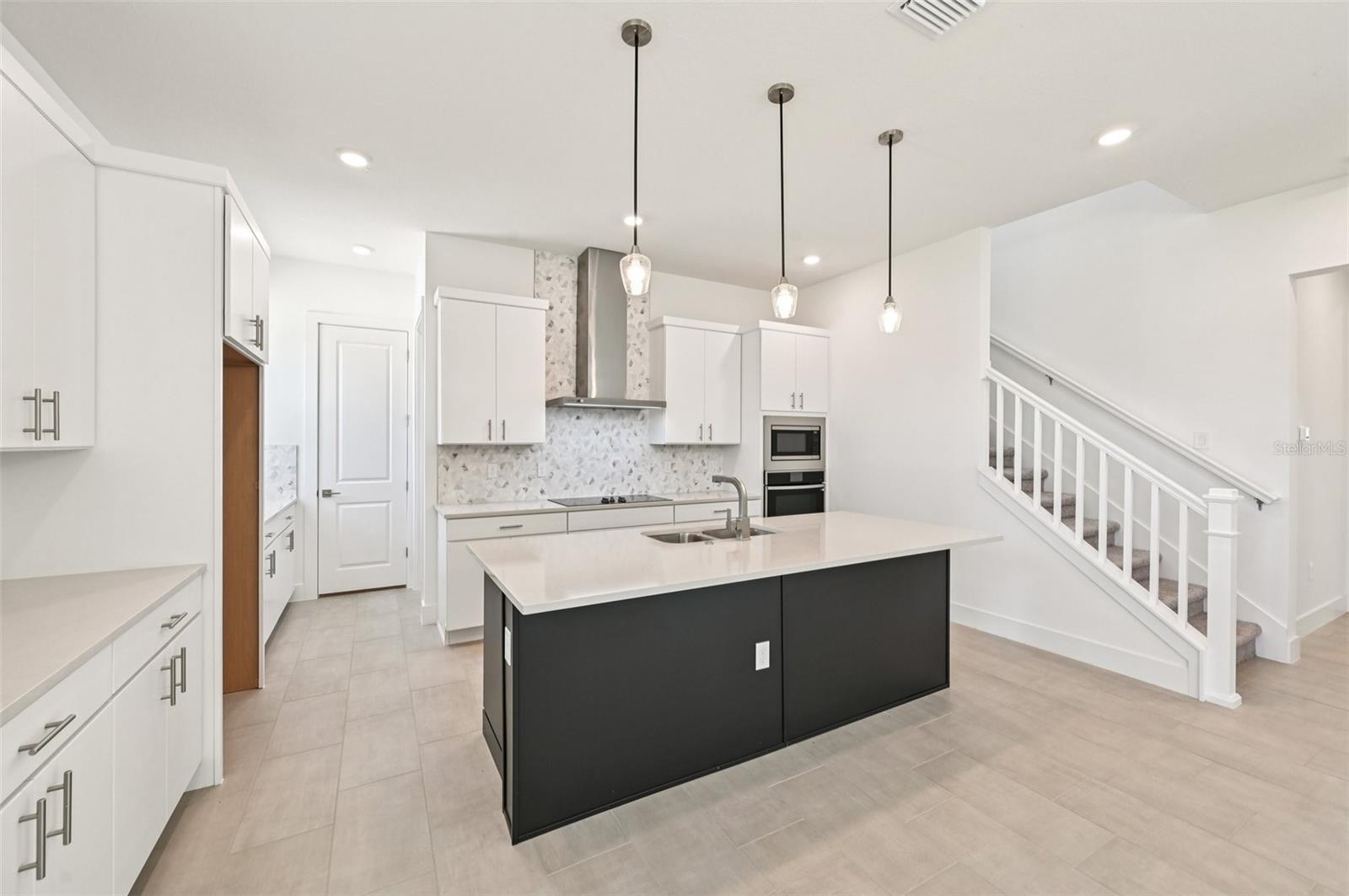8230 Golden Beach Ct Property Photo 3