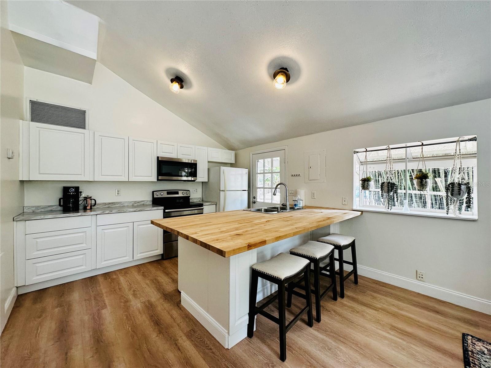 1222 E Crawford St #b Property Photo 8