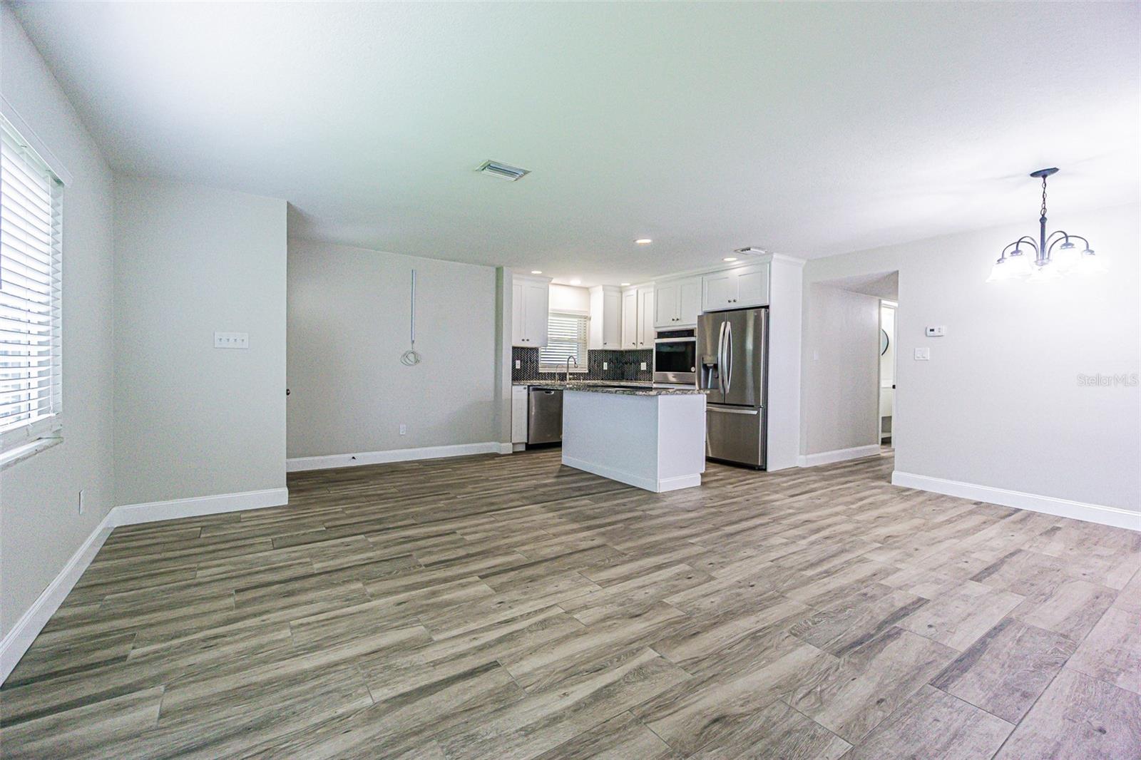 925 Cedarwood Ave Property Photo 6