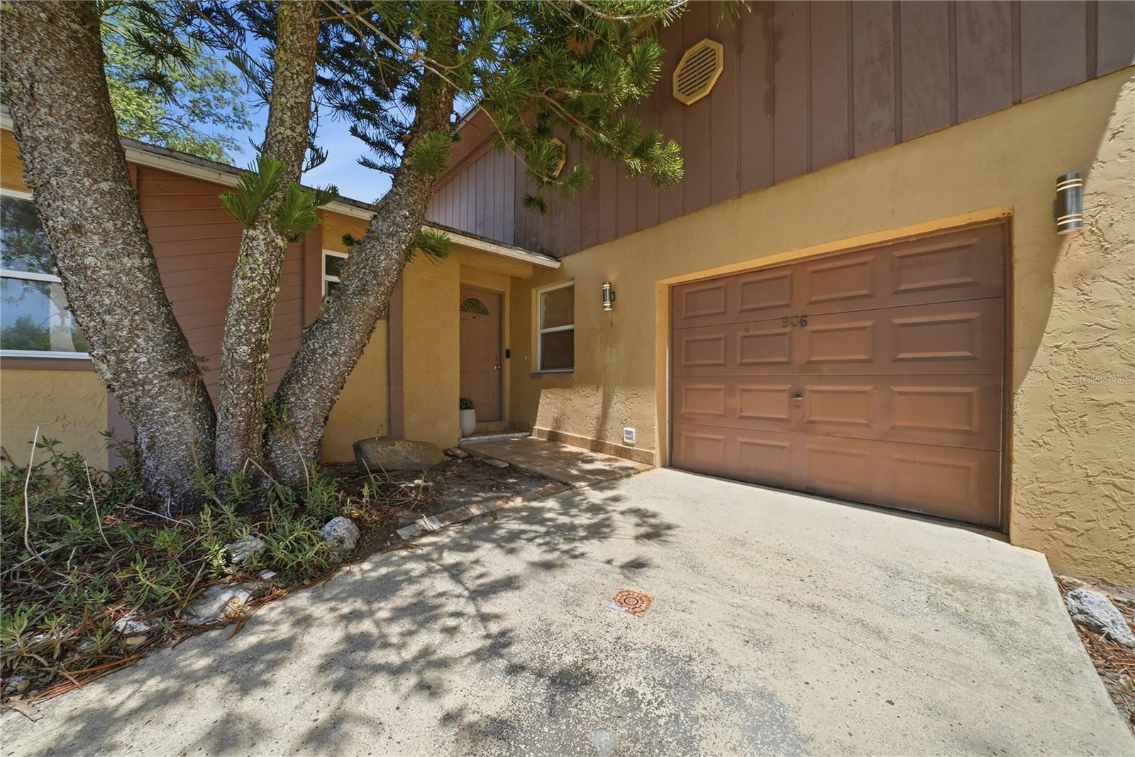 906 CARLTON RD Property Photo 1