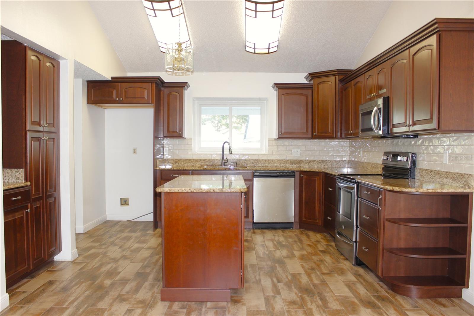 1913 Firethorn Ct Property Photo 5