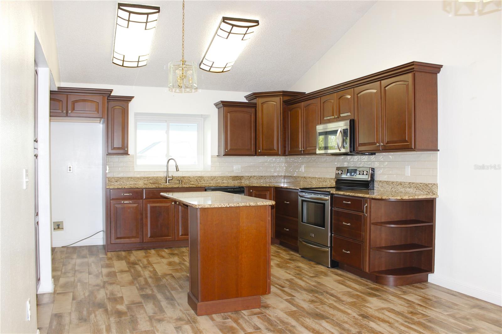 1913 Firethorn Ct Property Photo 7