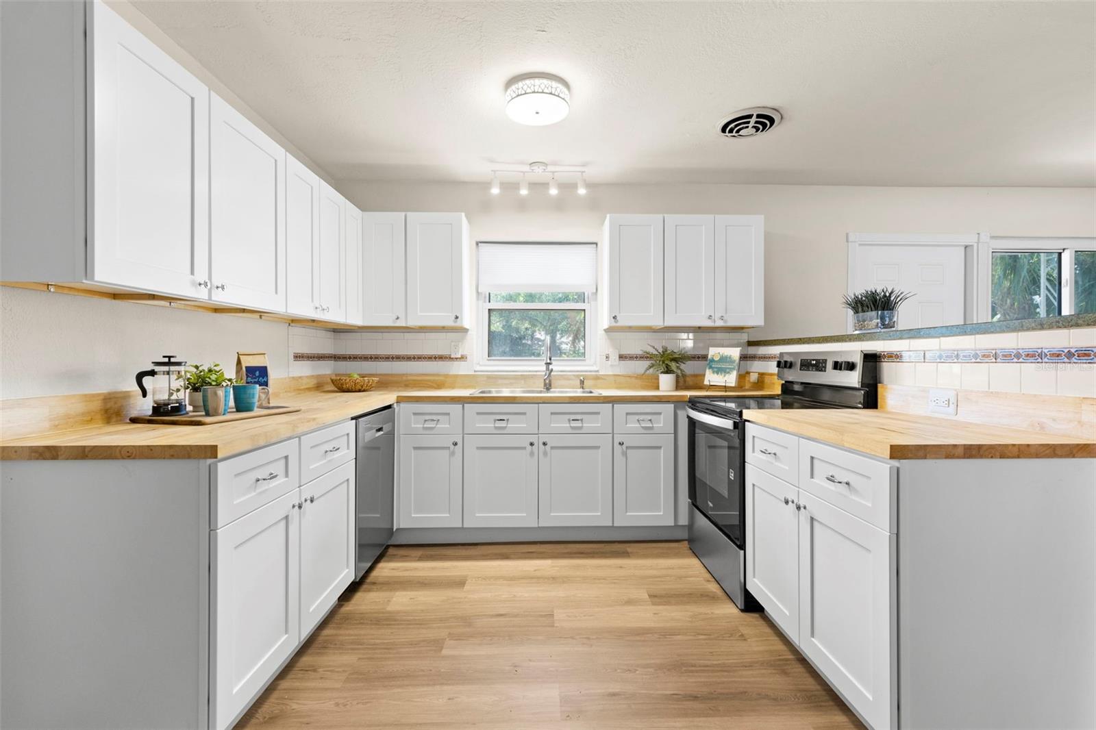TB8533420 Property Photo 6