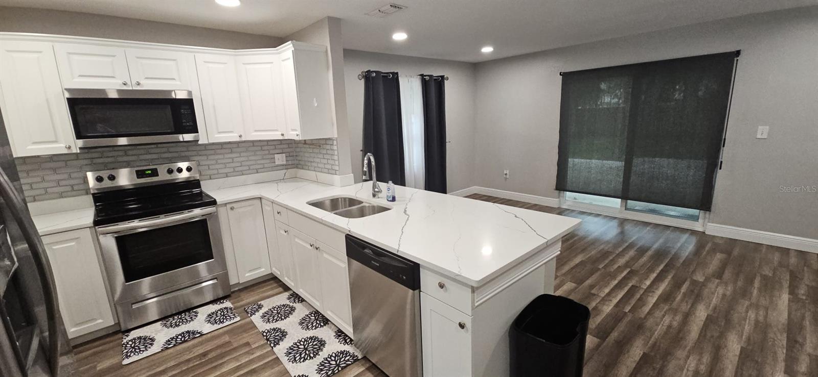 2055 Dodge St Property Photo 4